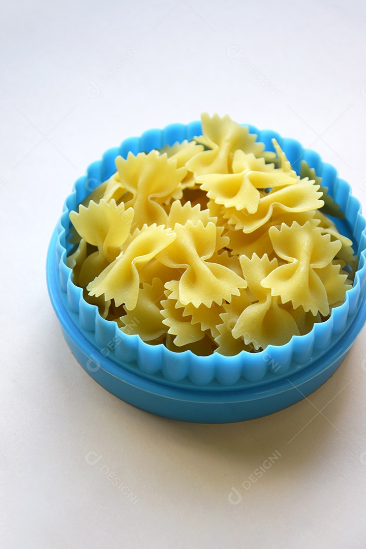 Vasilha pequena azul com macarrão borboleta dentro