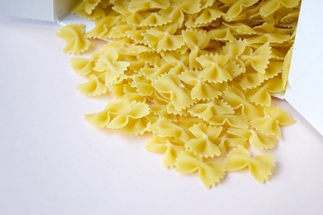 Caixa de macarrão borboleta caído sobre uma mesa