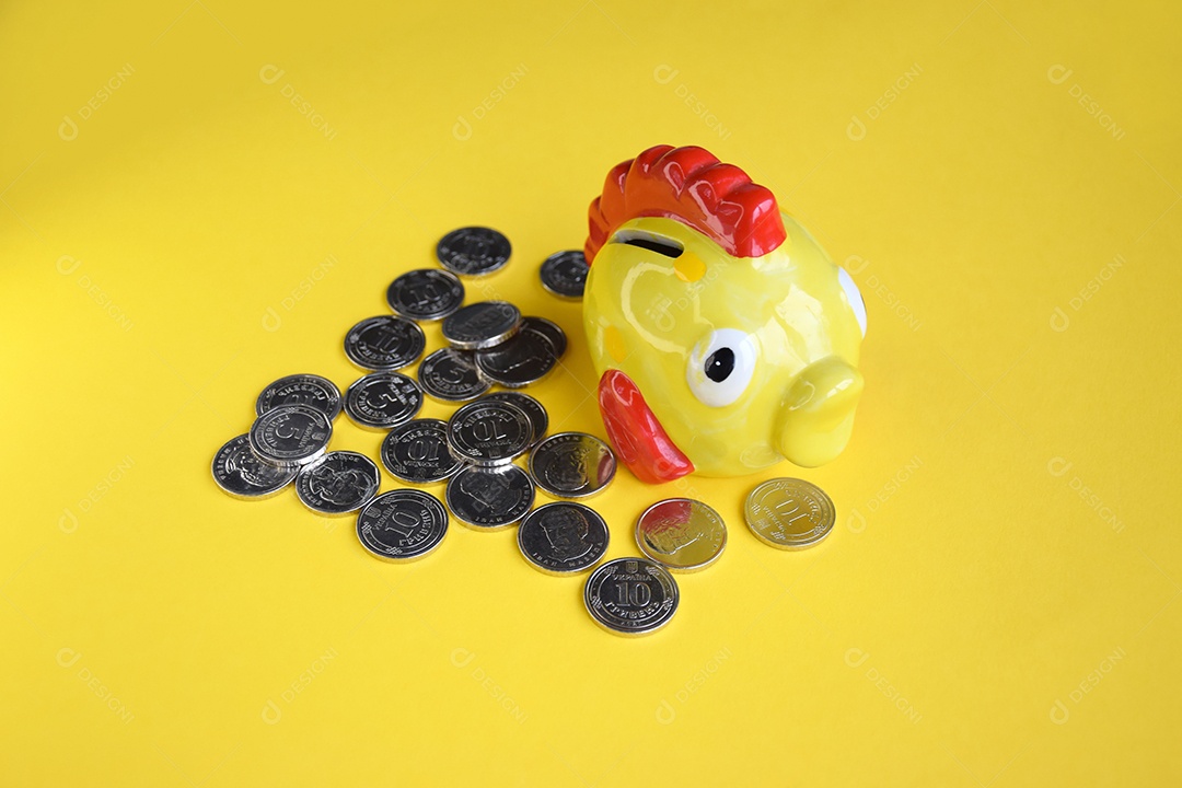 Cofre de peixe amarelo com muitas moedas ao lado