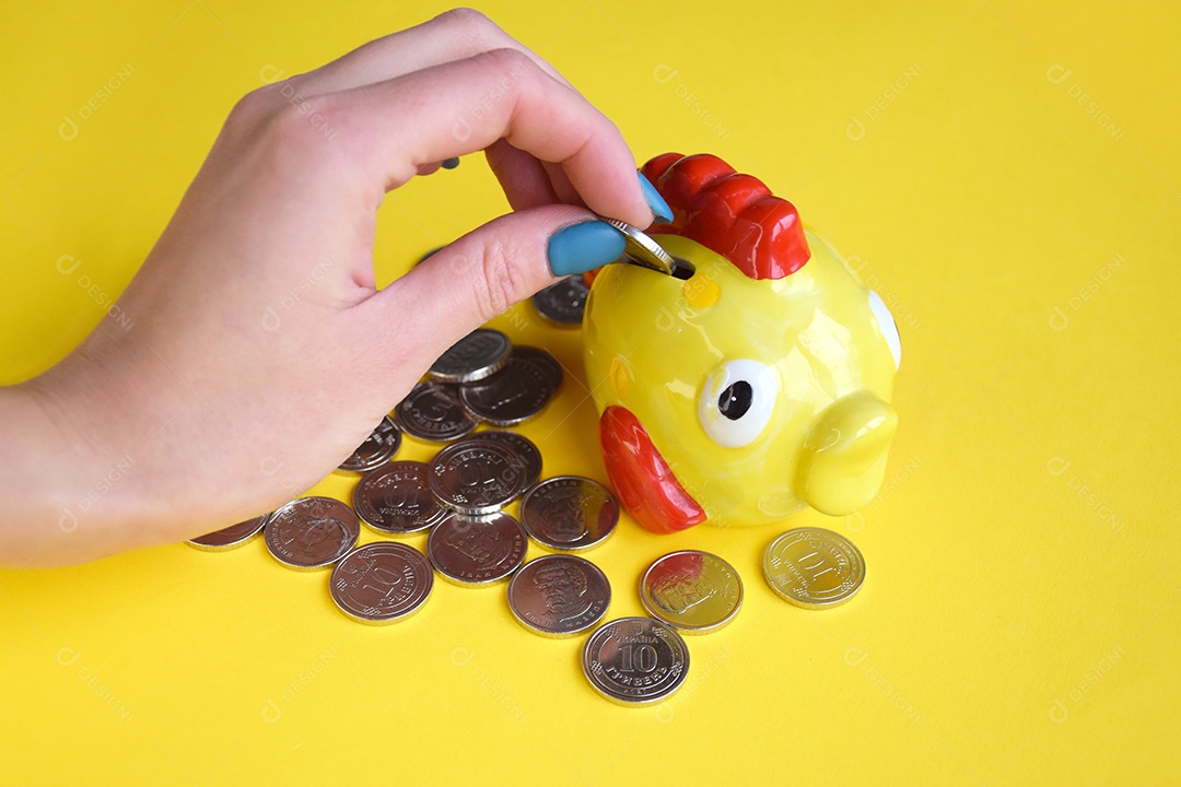 Mulher juntando dinheiro em cofre