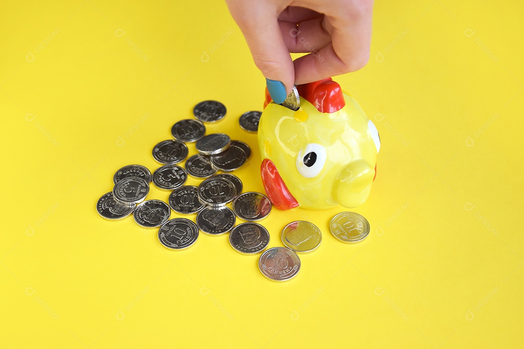 Mulher colocando algumas moedinhas no cofre