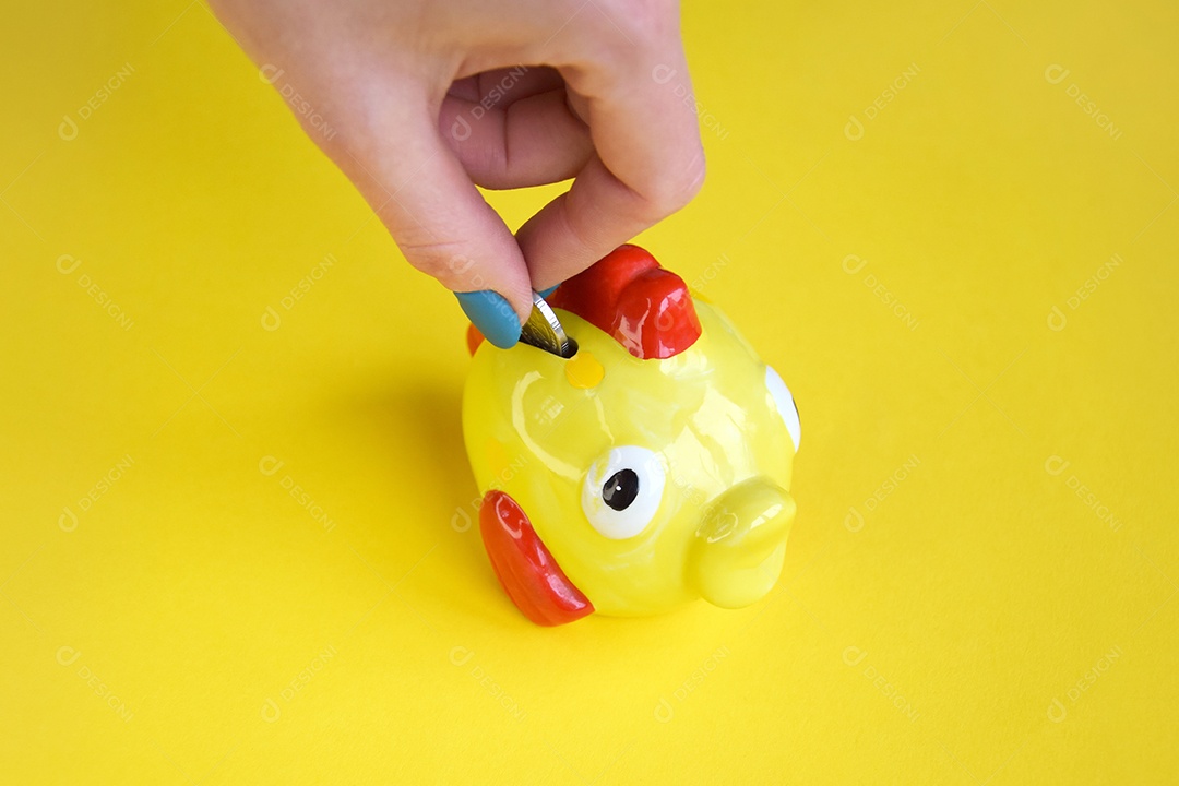 Cofre de personagem peixe sobre fundo amarelo