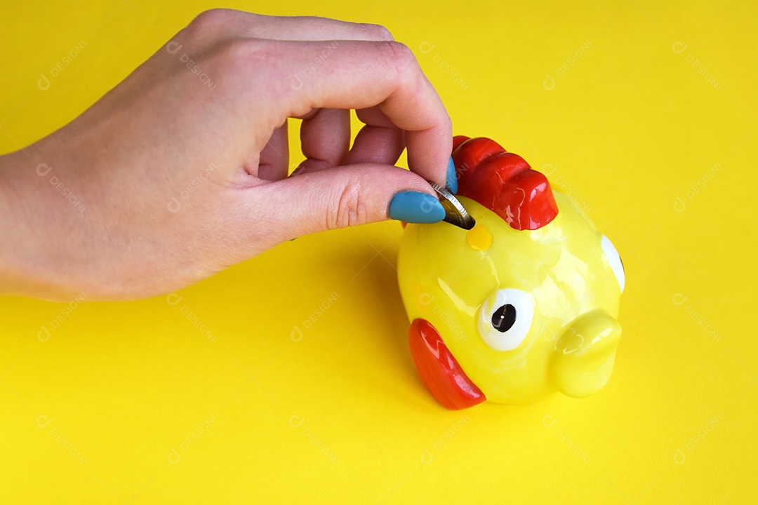 Mulher colocando uma moeda no cofre