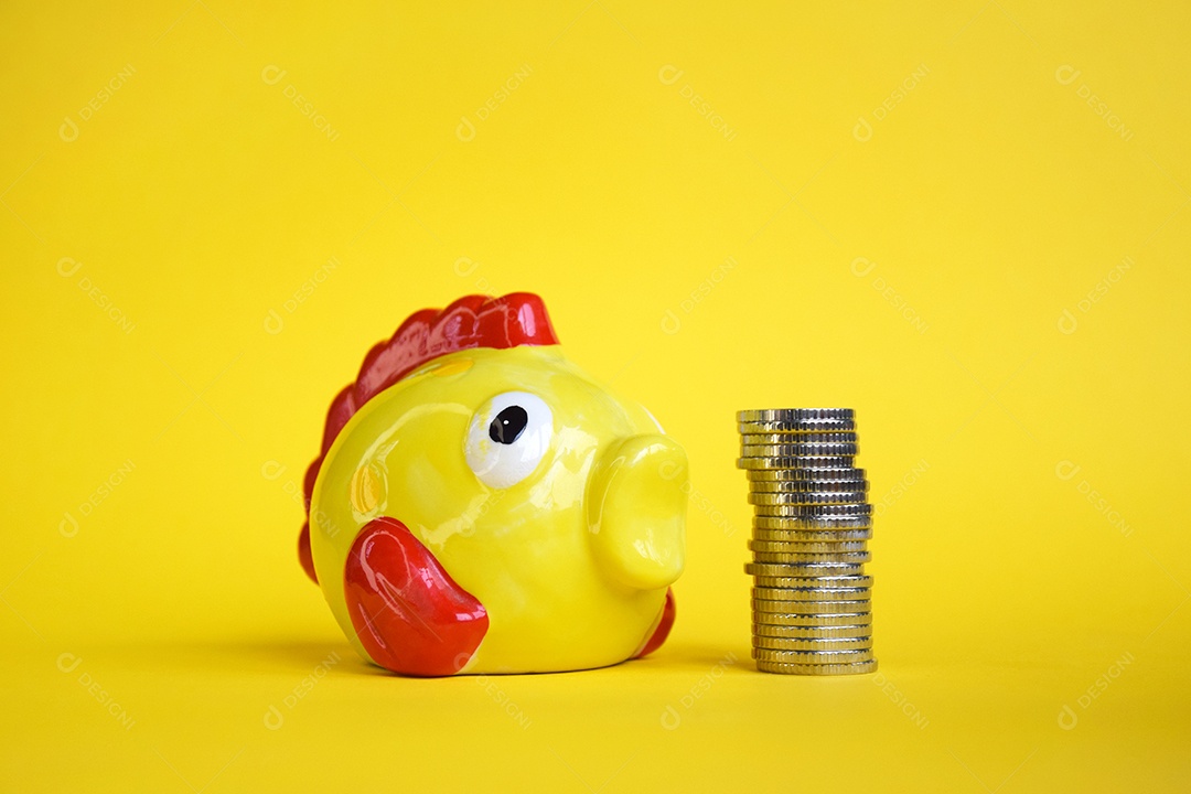 Cofre de peixe e pilha de moedas ao lado