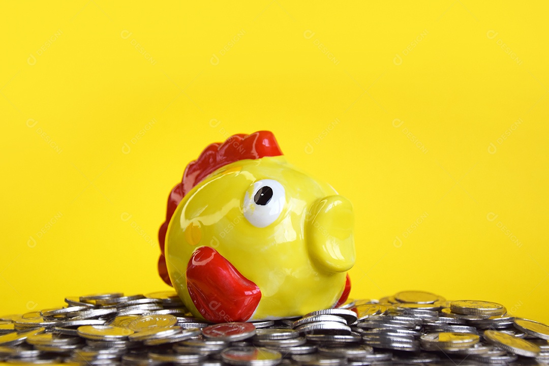 Cofre de moedas sobre muitas moedas em fundo amarelo