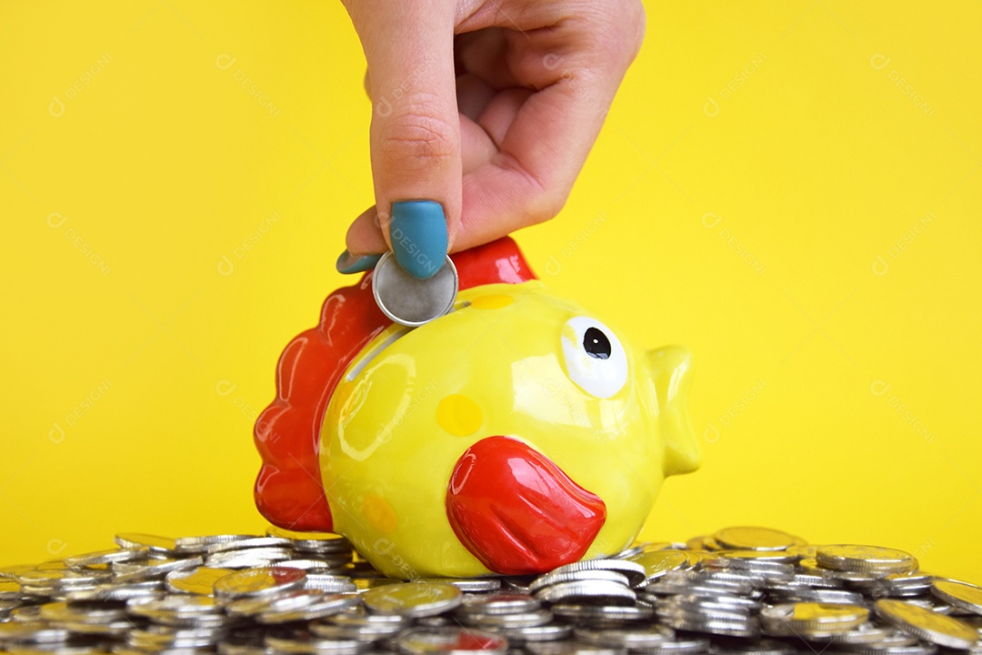 Mulher colocando moeda dentro de cofrinho amarelo