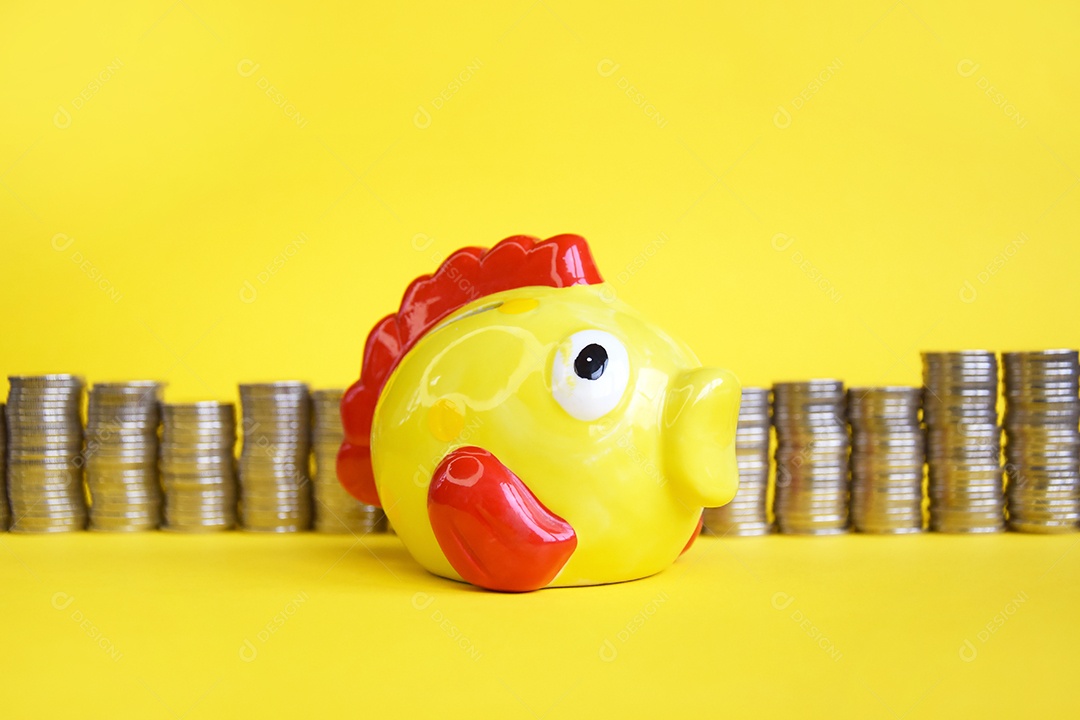 Peixe amarelo cofre com varias moedas ao redor