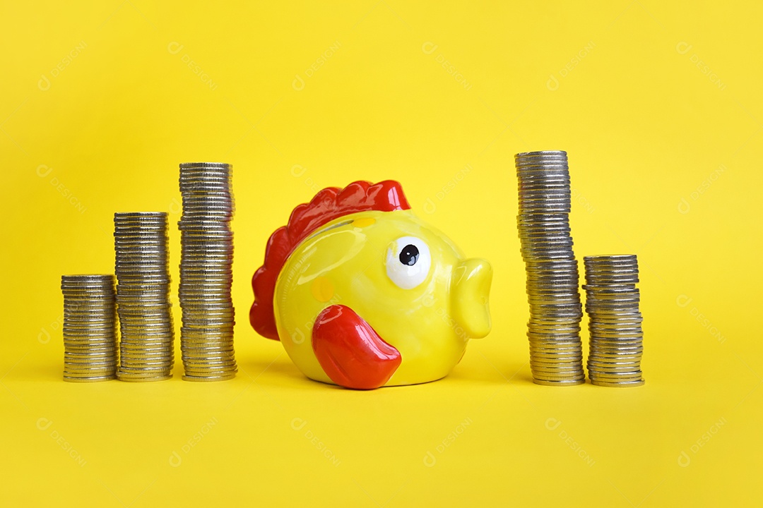 Peixe amarelo cofre com varias moedas ao redor