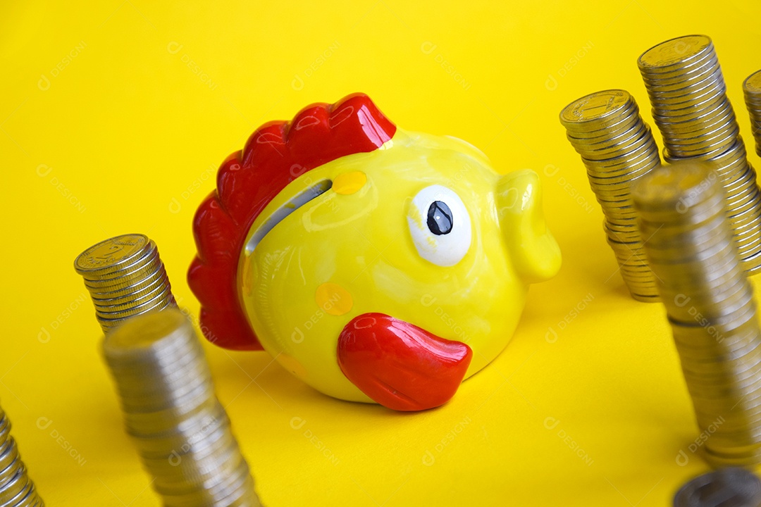 Cofre de peixe amarelo com muitas moedas ao lado