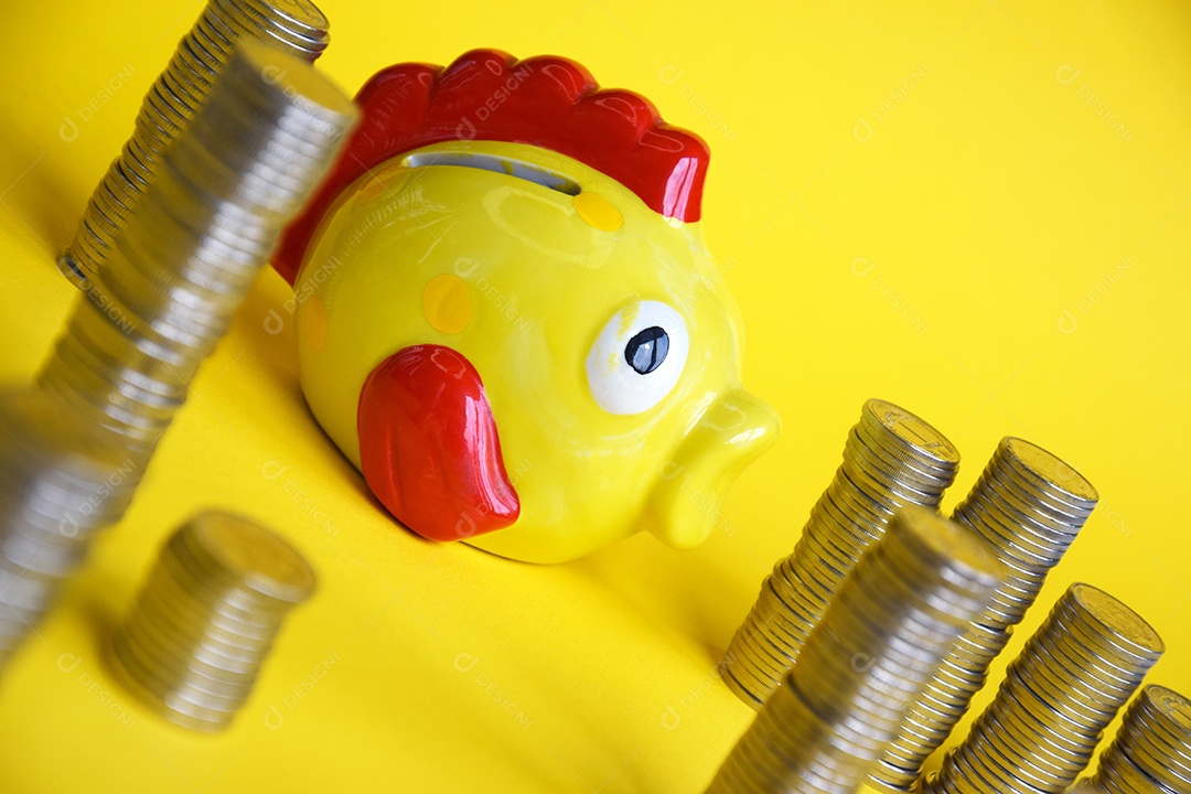 Cofre amarelo com muitas moedas ao redor