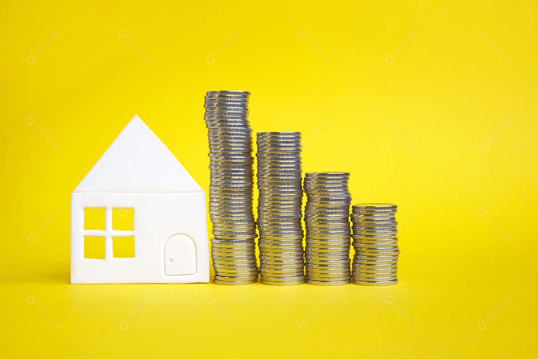 Casa de papel e moedas conceito de economizar para compra de casa