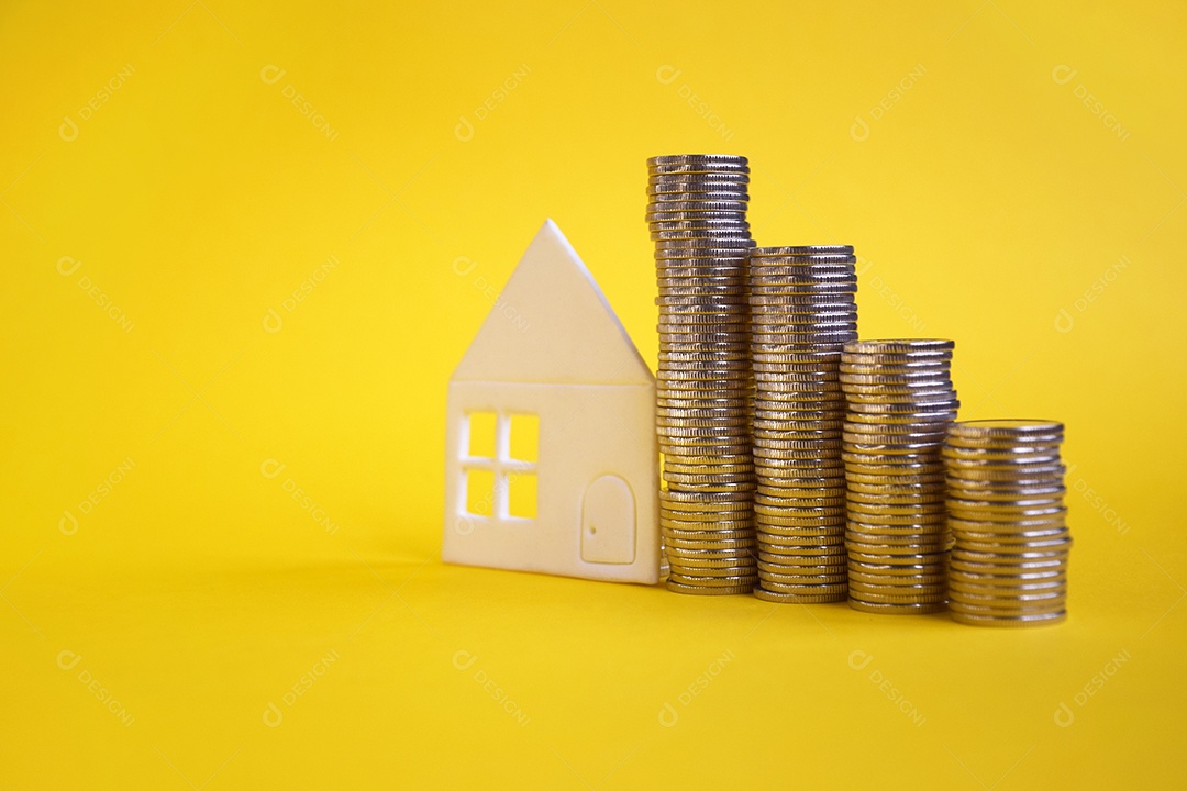 Casa de papel e moedas conceito de economizar para compra de casa