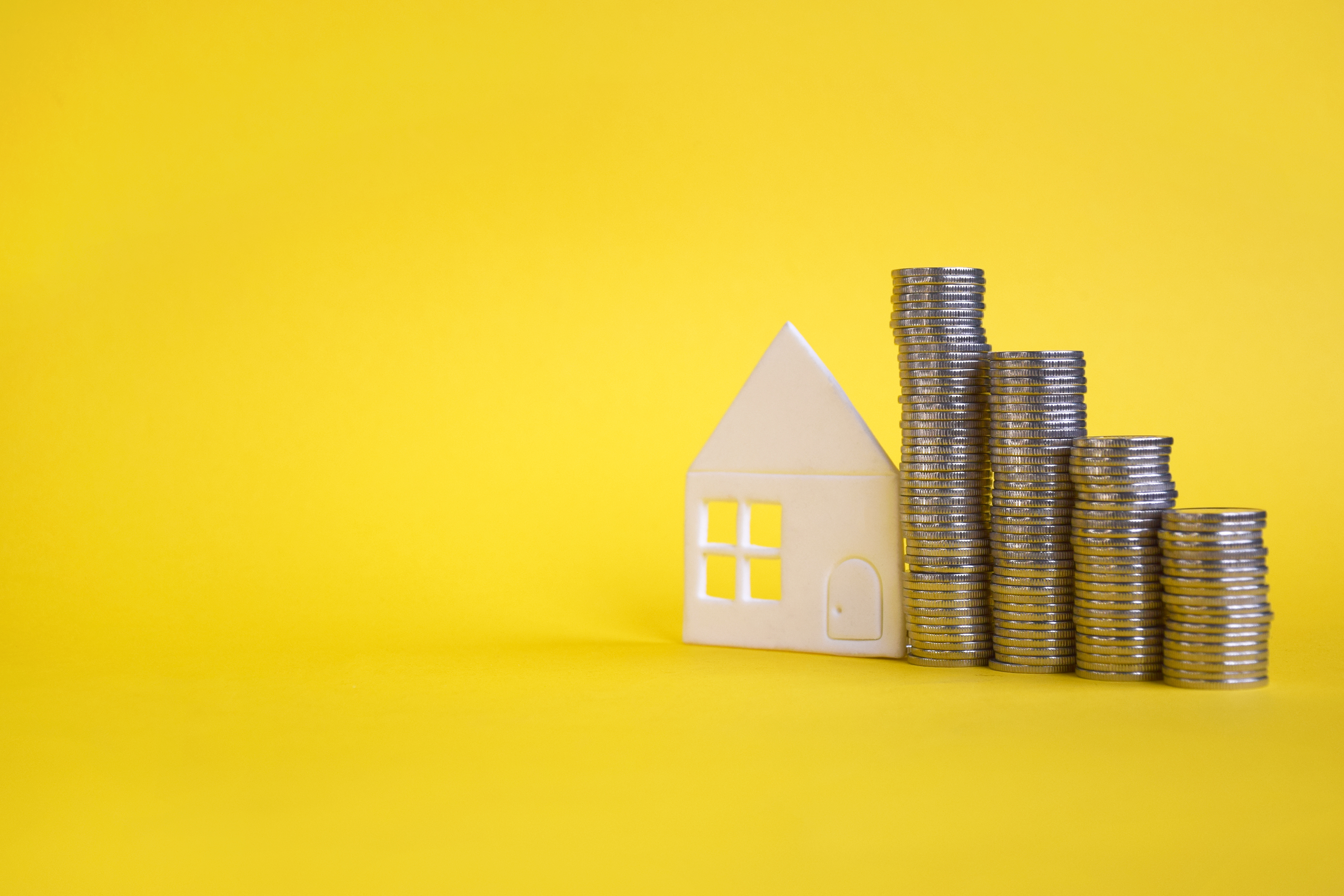 Casa de papel e moedas conceito de economizar para compra de casa