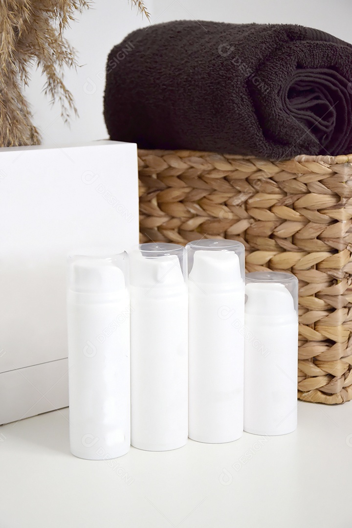 Frasco de produtos cosméticos sobre mesa branca