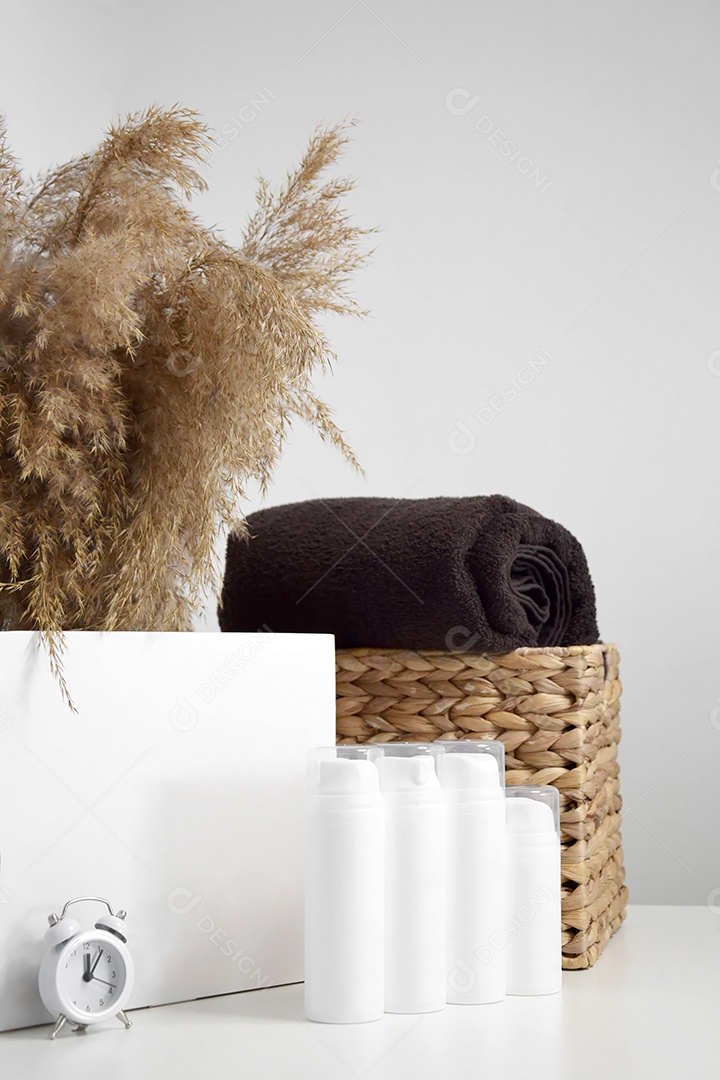 Mesa organizada com produtos de beleza para atendimento