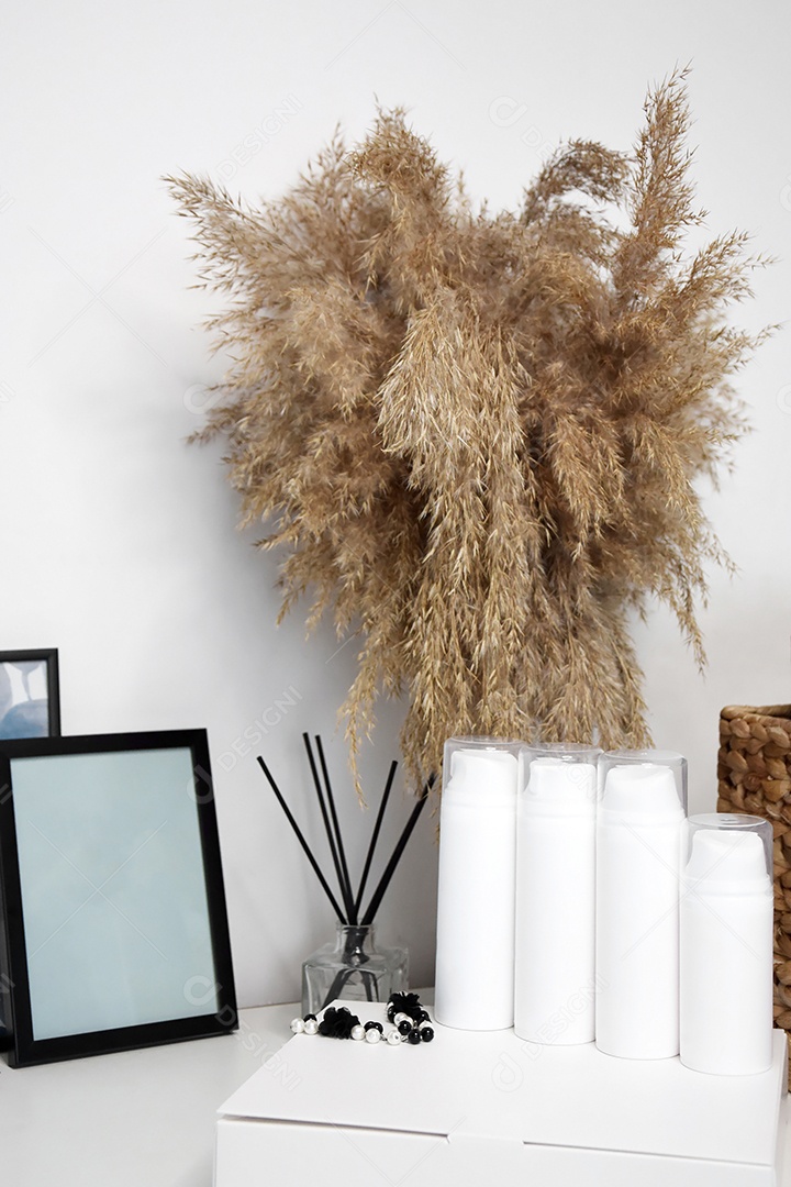 Frasco spray de cosméticos sobre mesa branca