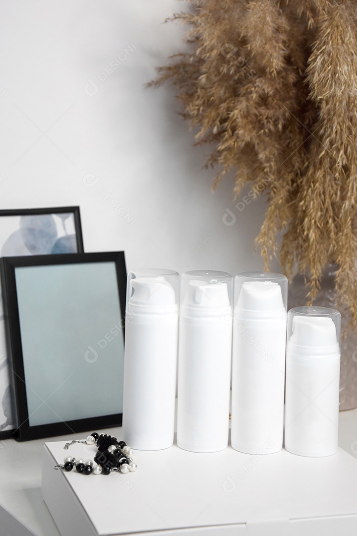 Frasco spray de cosméticos sobre mesa branca