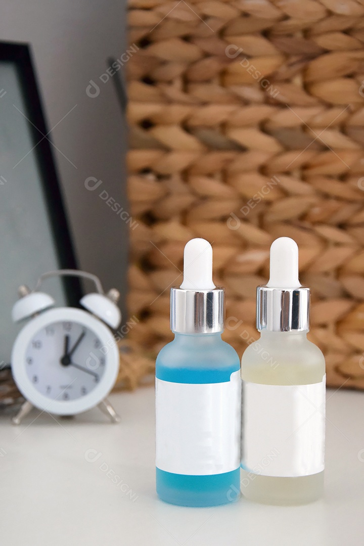 Dois frascos de vidro branco de soro com uma pipeta para cuidados com a pele