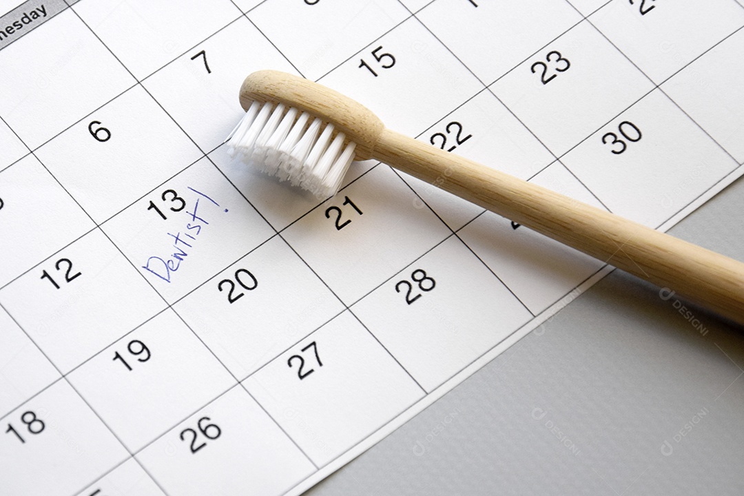 Calendário com escova e conceito de ir ao dentista