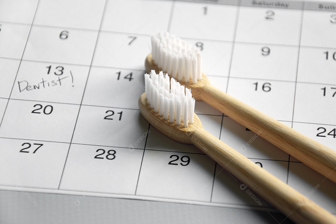 Data marcada em calendário para ir ao dentista e duas escova