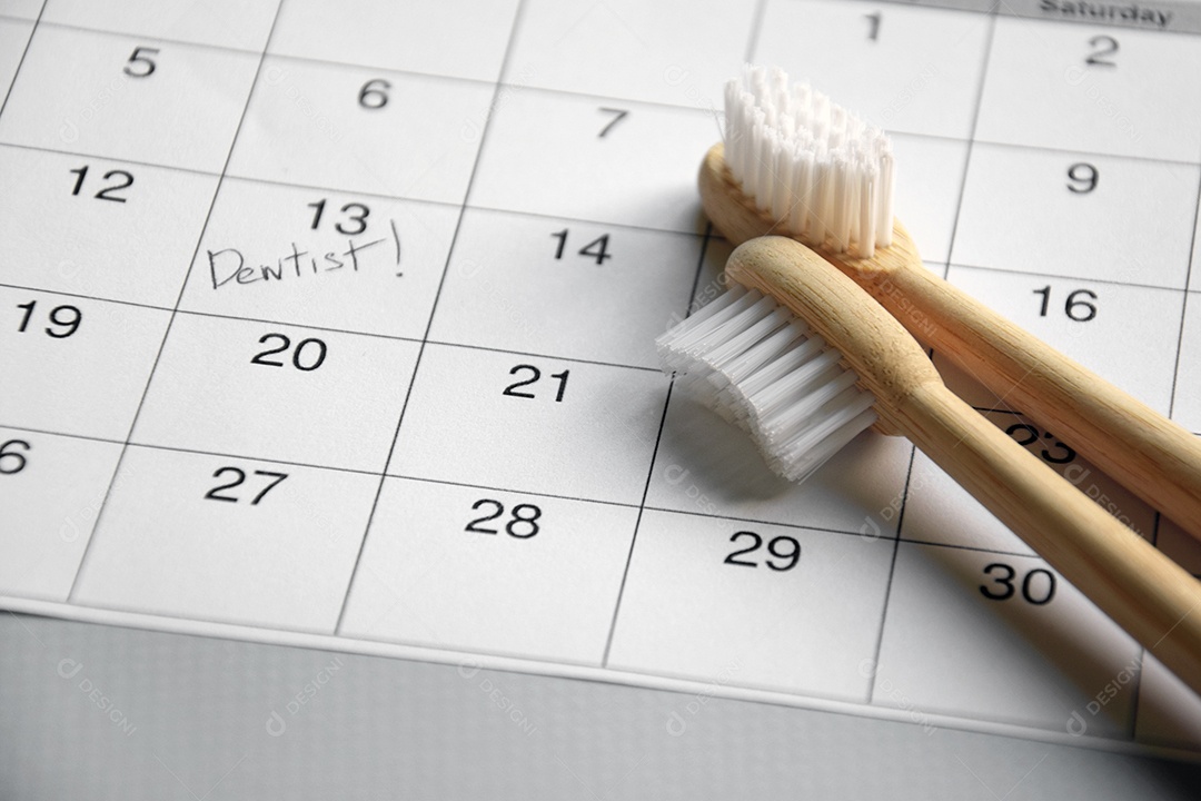 Calendário e duas escovas de bambu com data para dentista