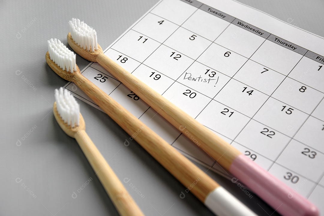 Três escovas de bambu ecologica e calendário marcado para dentista