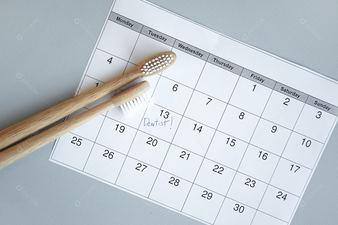 Escovas em cima de uma calendário conceito de dia marcado para dentista