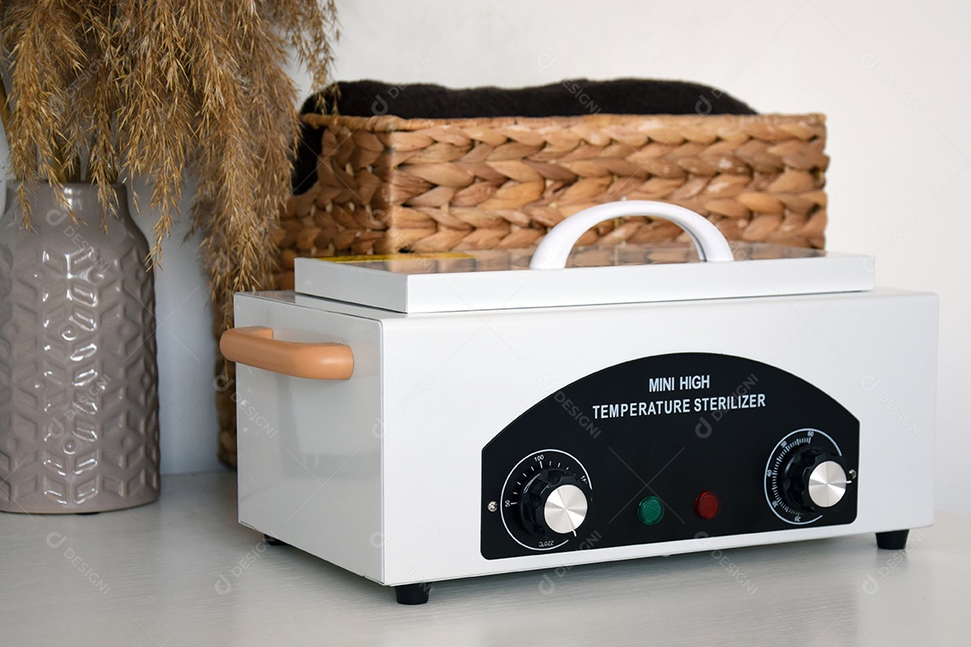 Mini esterilizador de alta temperatura no fundo branco