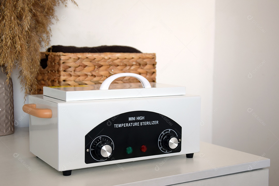 Mini esterilizador de alta temperatura no fundo branco