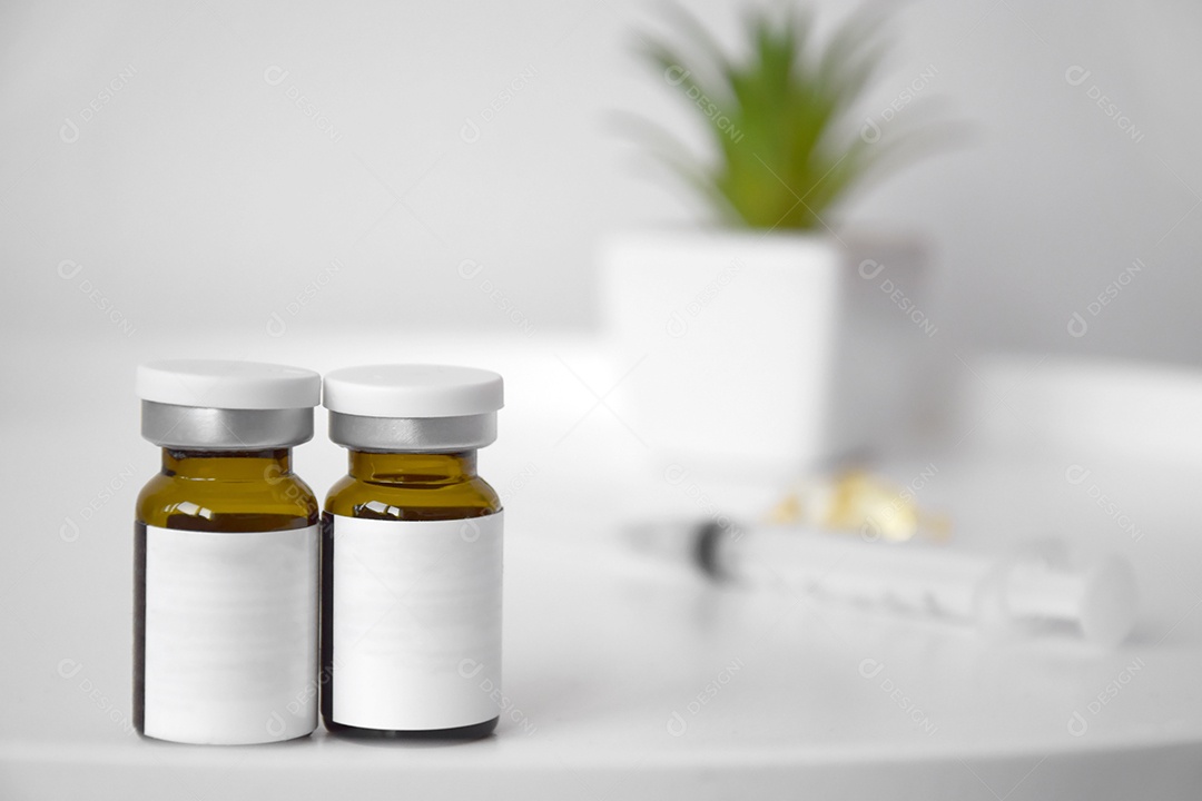 Frasco para injeção de fundo uma seringa e uma flor