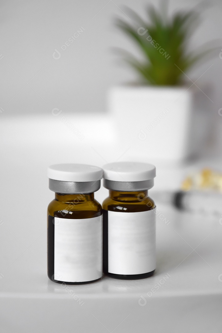 Frasco cosmético para injeção no fundo de uma seringa e uma flor verde