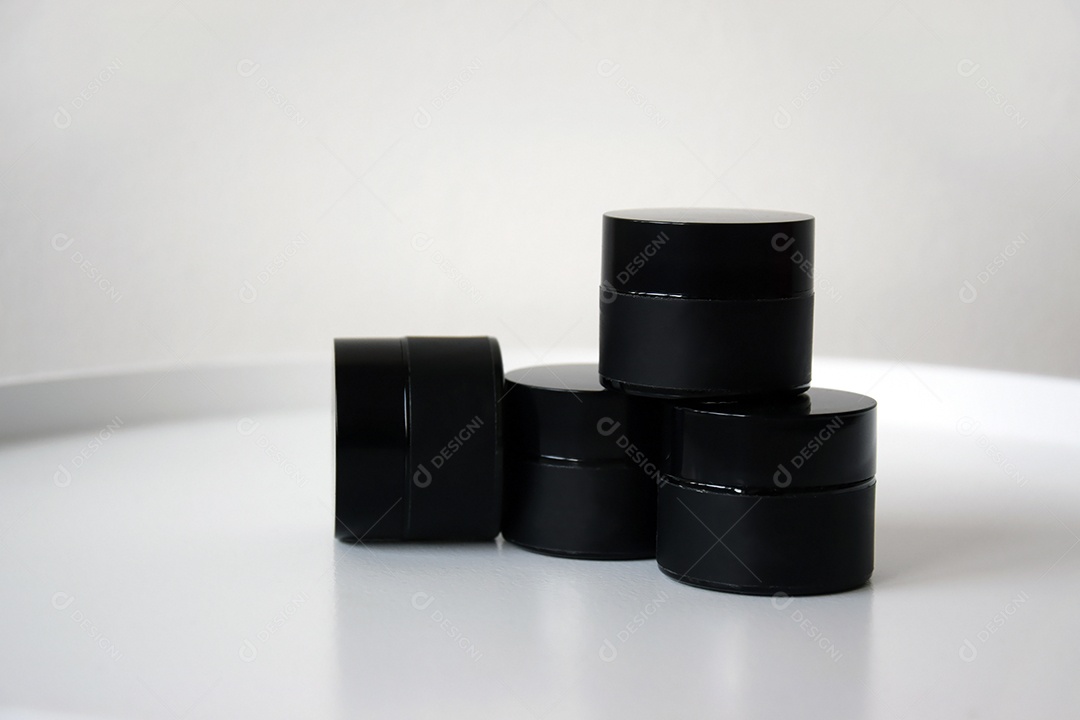 Quatro potes preto sobre fundo branco