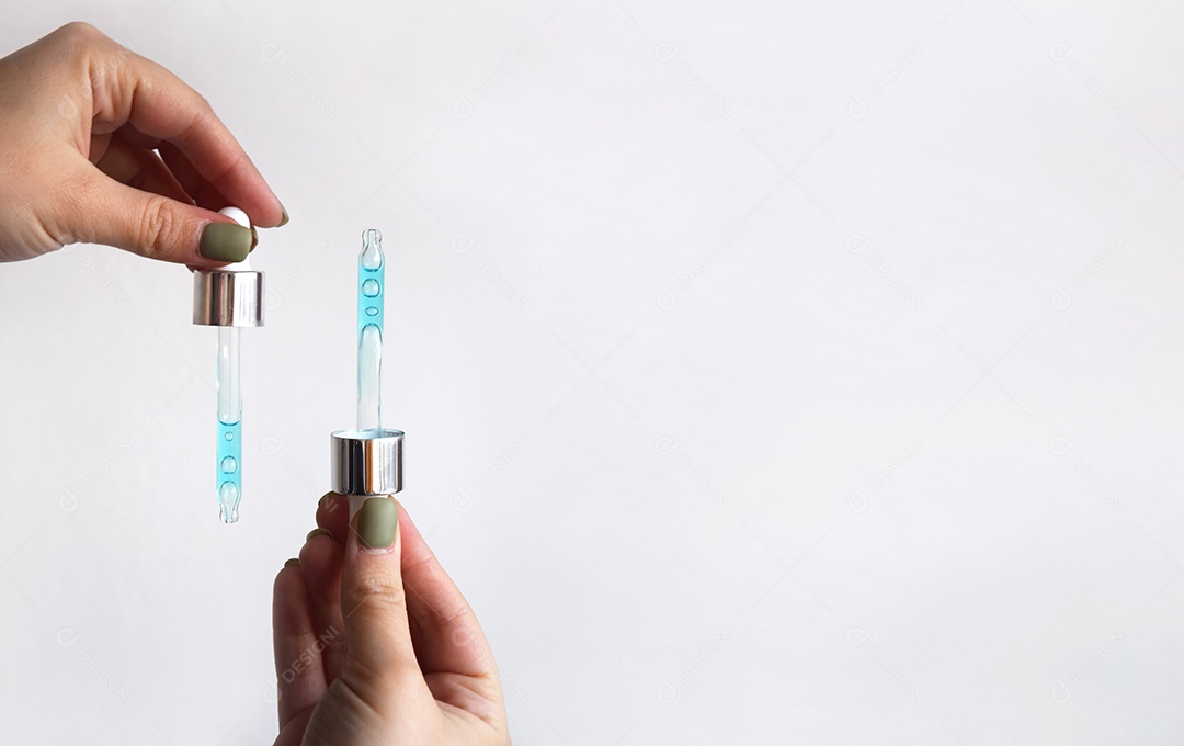 Mulher segurando duas pipetas de vidro em mãos