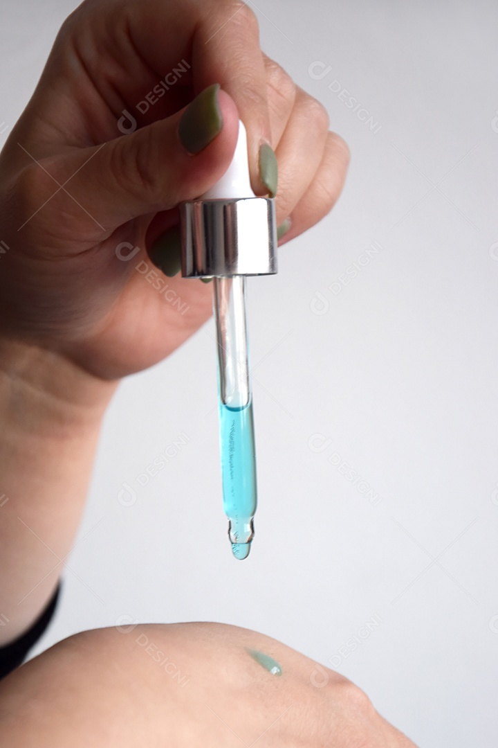 Gota de óleo para restauração e recuperação nos bulbos da cabeça pele do rosto e do corpo