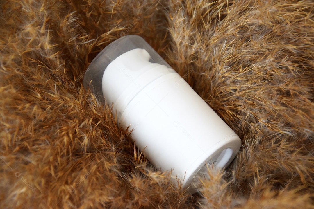 Spray esfoliante sobre fundo de junco