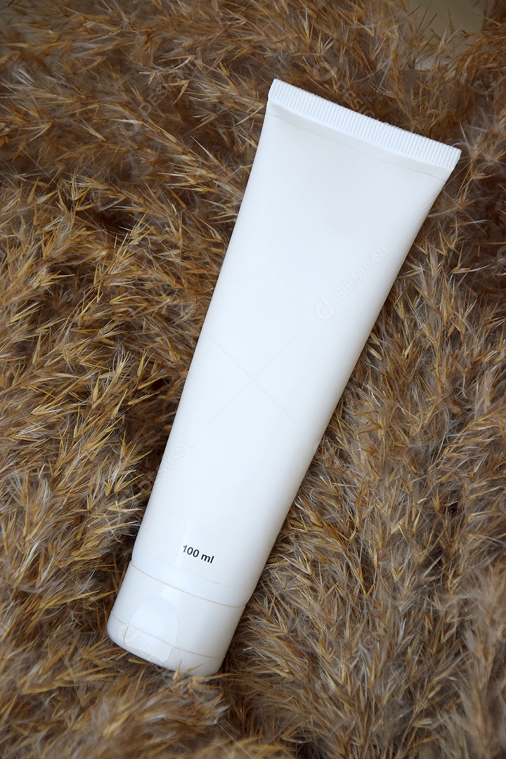 Tubo de creme esfoliante sobre fundo de junco