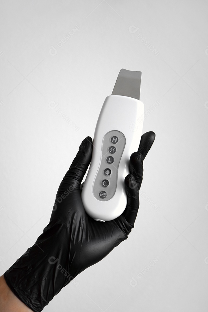 Esfoliante ultrassônico de pele na mão feminina