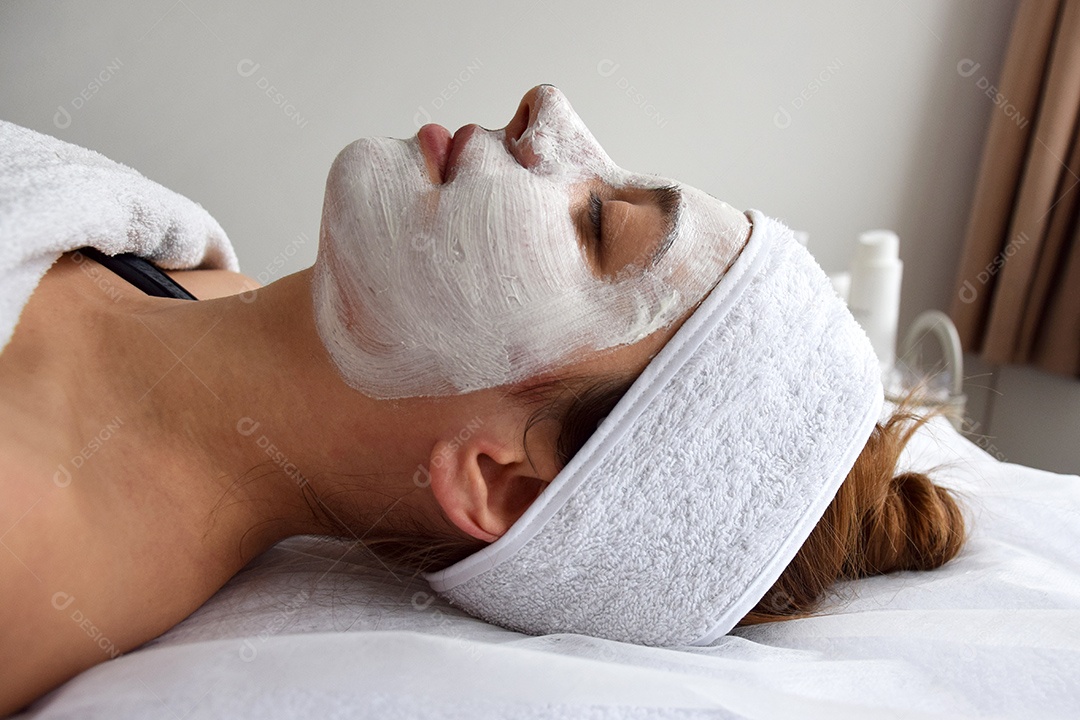 Mulher em spar cuidando de seu rosto