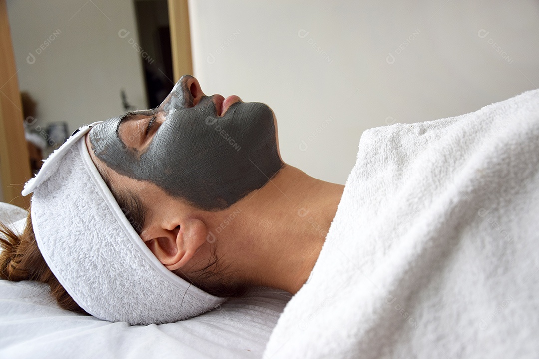 Máscara facial em uma jovem