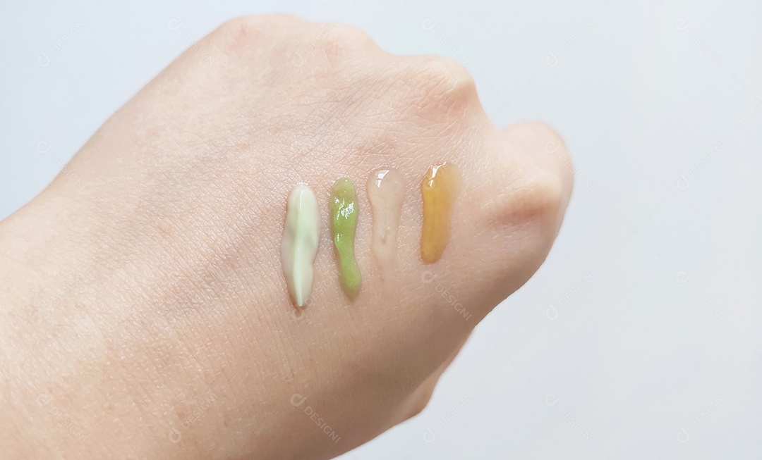 Algumas pinceladas de creme na mão de uma jovem