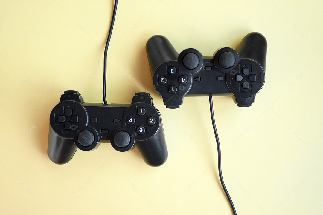 Controles de videogame preto sobre fundo amarelo