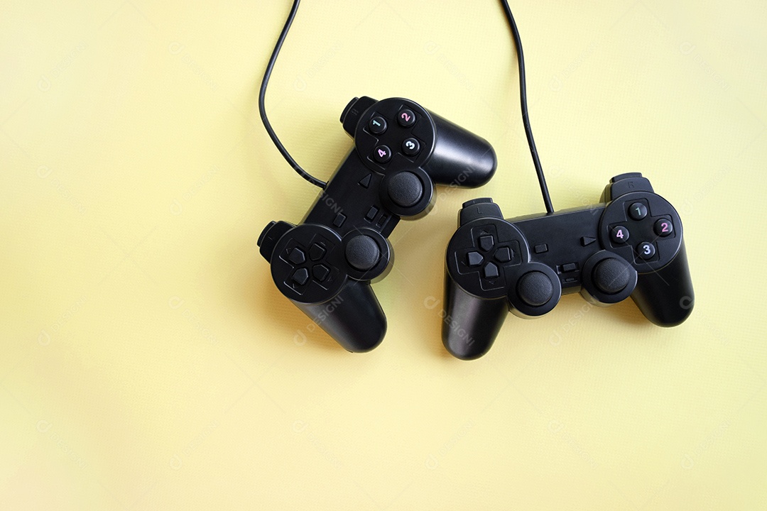 Dois controles de videogame preto em fundo amarelo