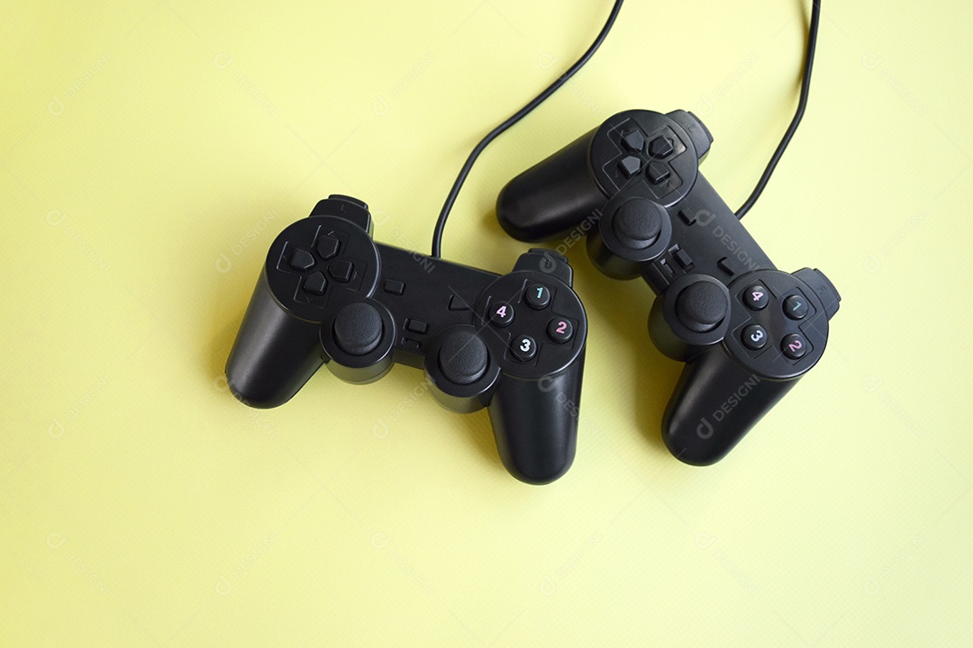 Controle de fio para videogame fundo azul