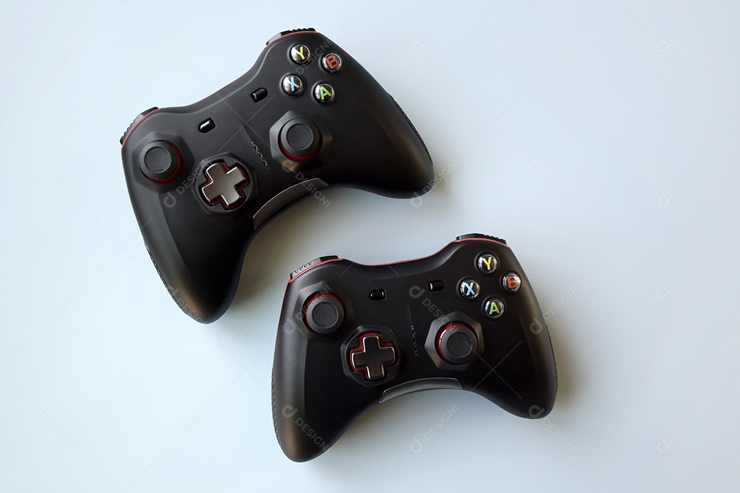 Controles de videogame preto com botões sobre fundo azul