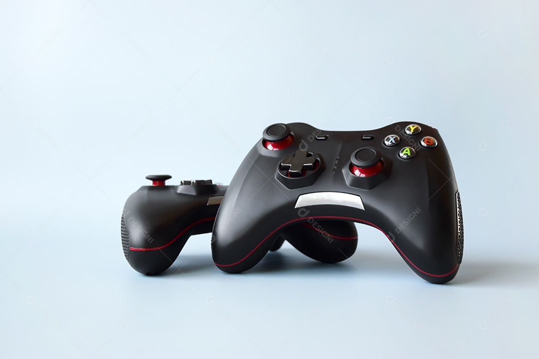 Dois controles de videogame sobre fundo azul
