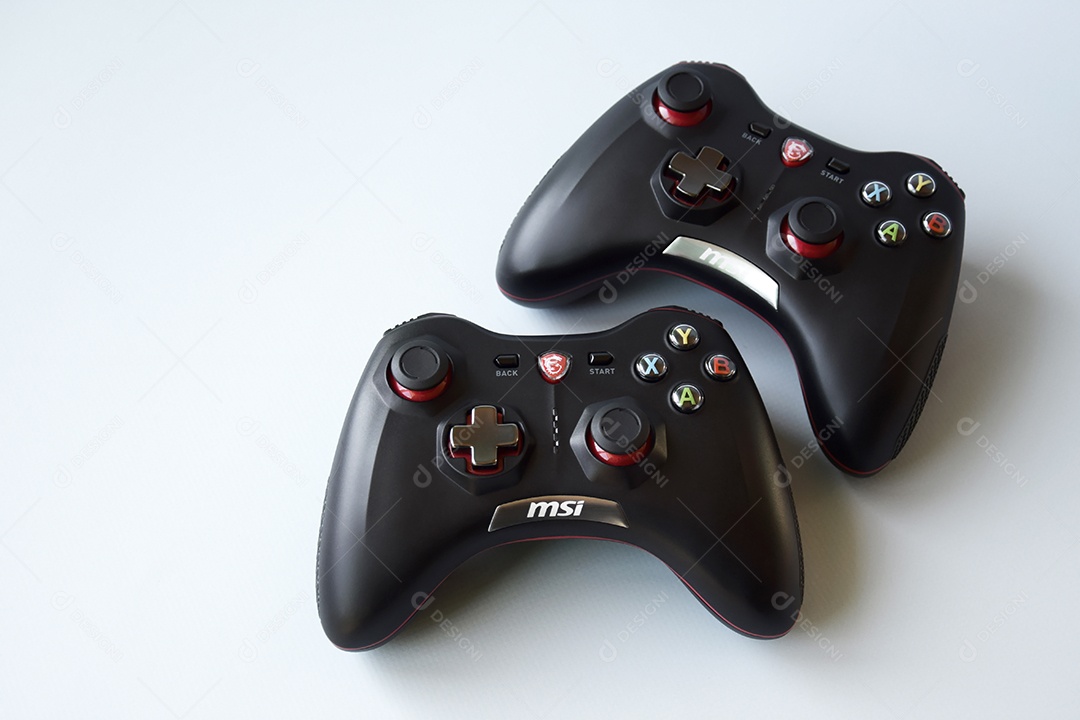 Dois controles msi de videogame sobre fundo azul
