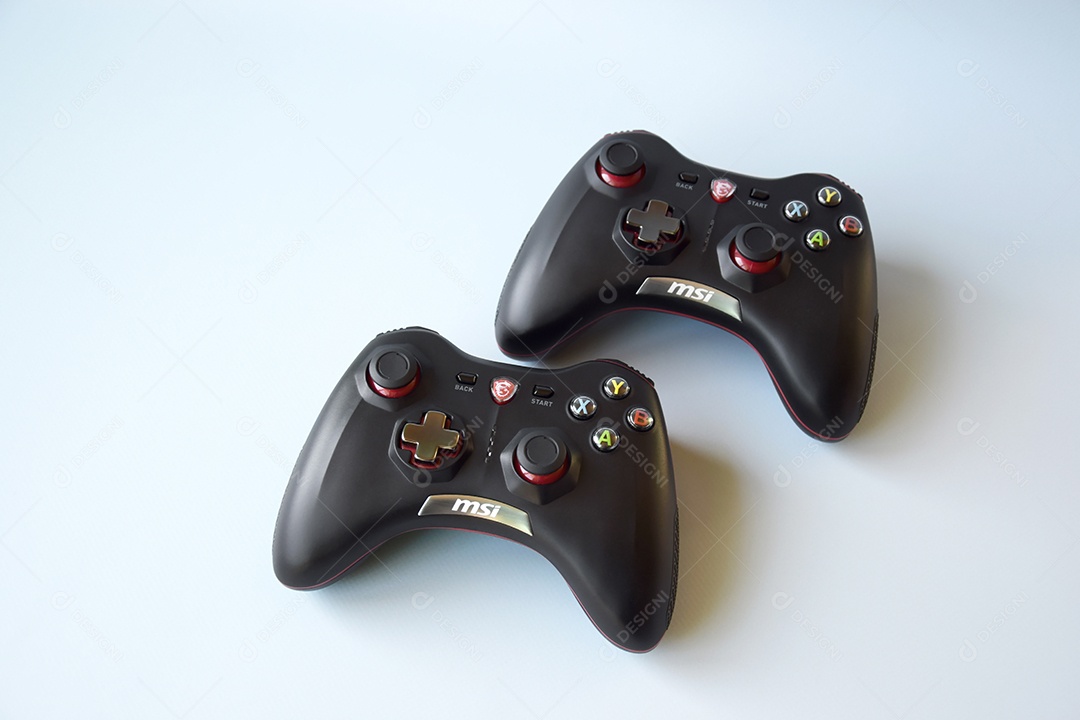 Dois controle msi de videogame sobre fundo azul