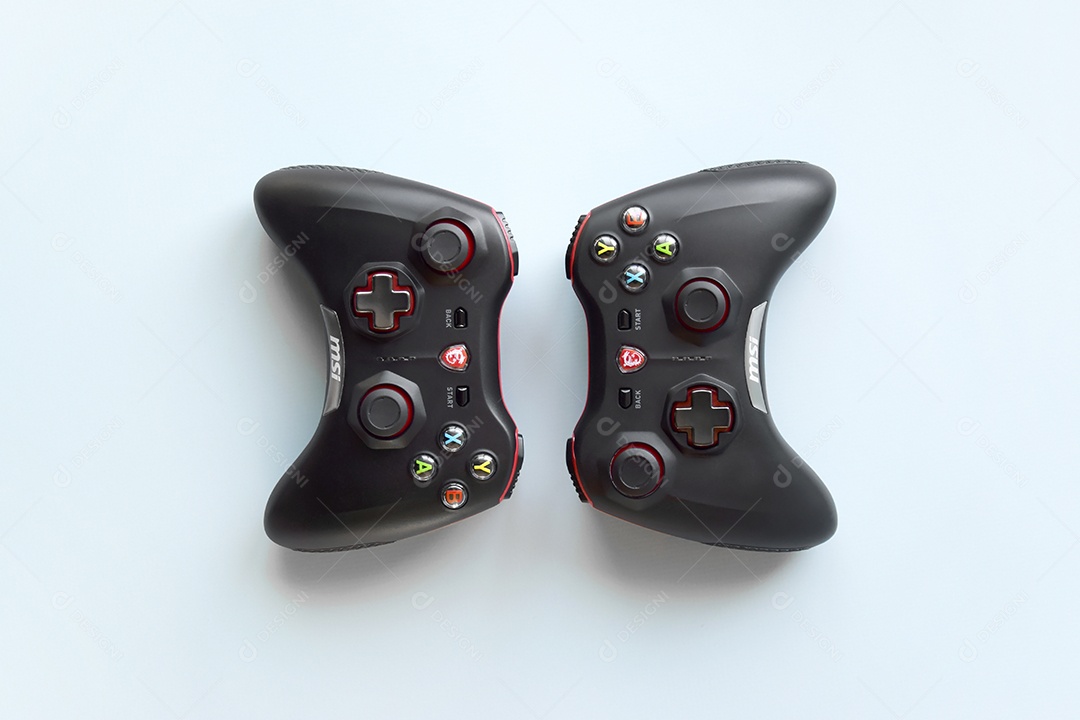 Dois controles novos sem fio sobre fundo azul claro