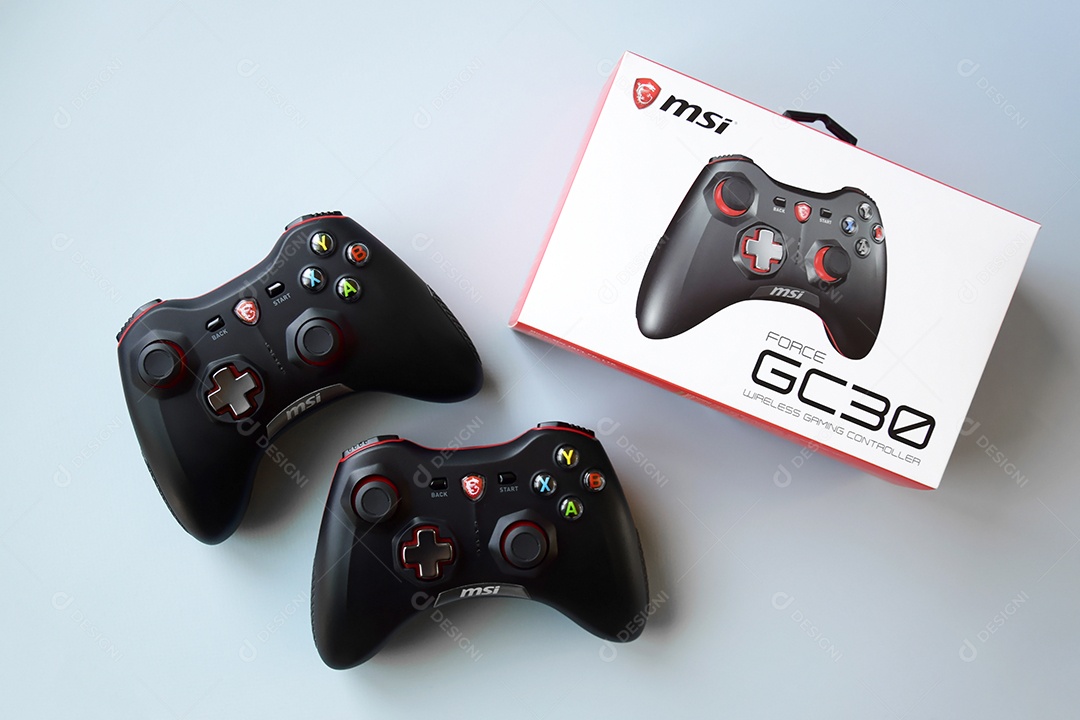 Dois controles de videogame preto com detalhes vermelhos em fundo azul