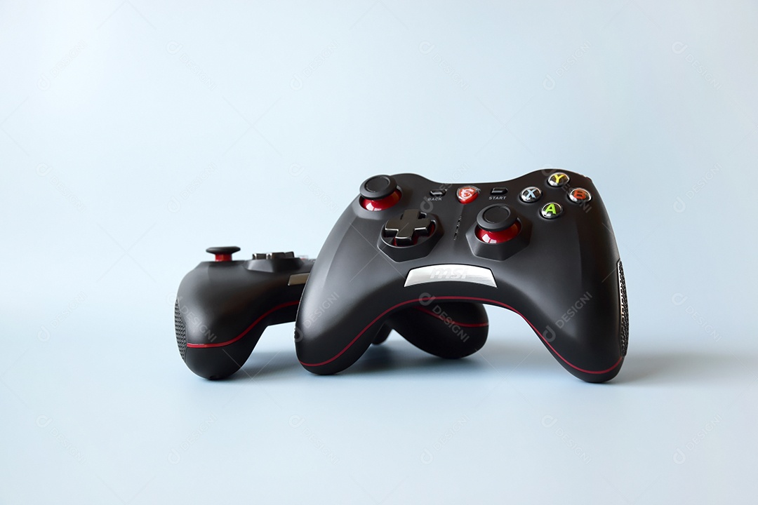 Controlador de jogos de dois joysticks em fundo azul claro